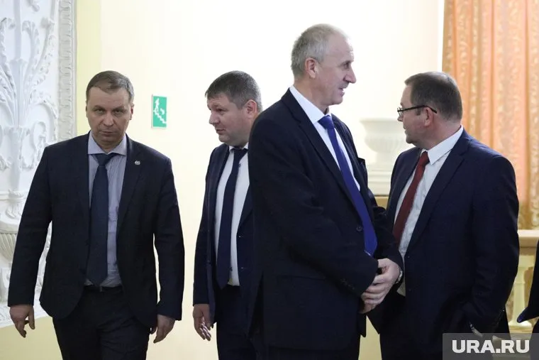 Жители Шадринска хотят, чтобы мэра Виктора Ермишкина (второй справа) отправили в отставку