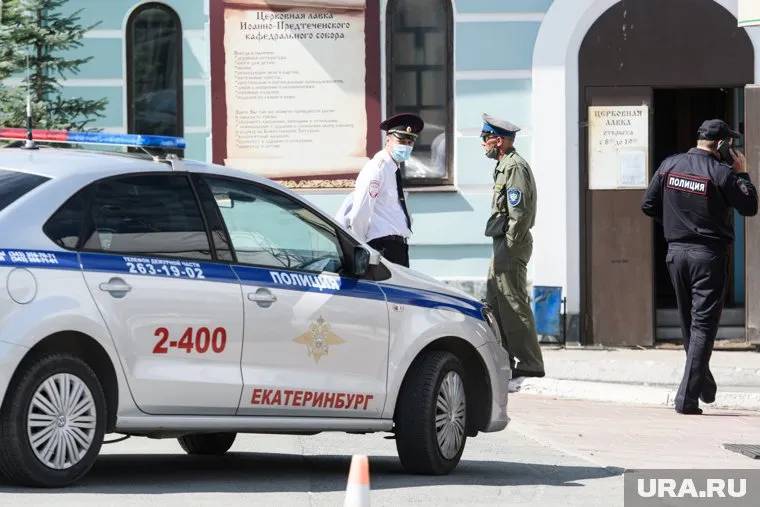 Возле епархии — более сотни приверженцев схиигумена