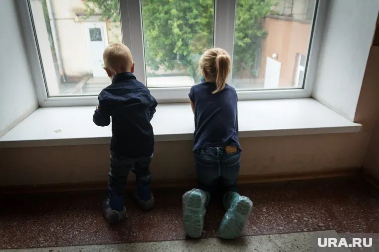 Родителям рекомендуют не оставлять окна открытыми, если дома есть маленький ребенок