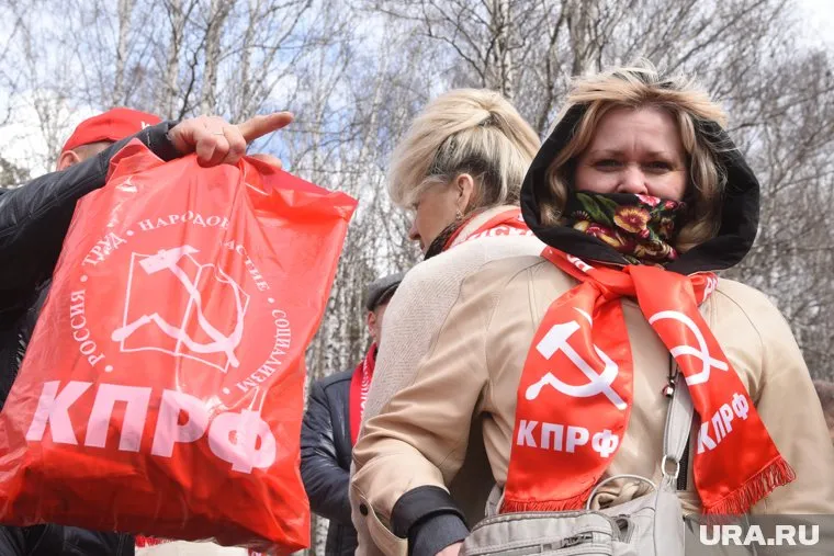 Коммунистическая партия подарила жителям Верхней Пышмы мешки с овощами