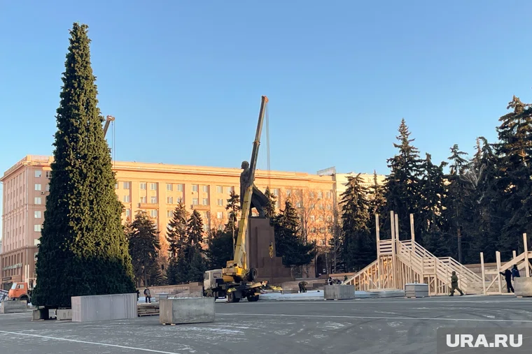 Ледовый городок начали строить на площади Революции пять дней назад (архивное фото)