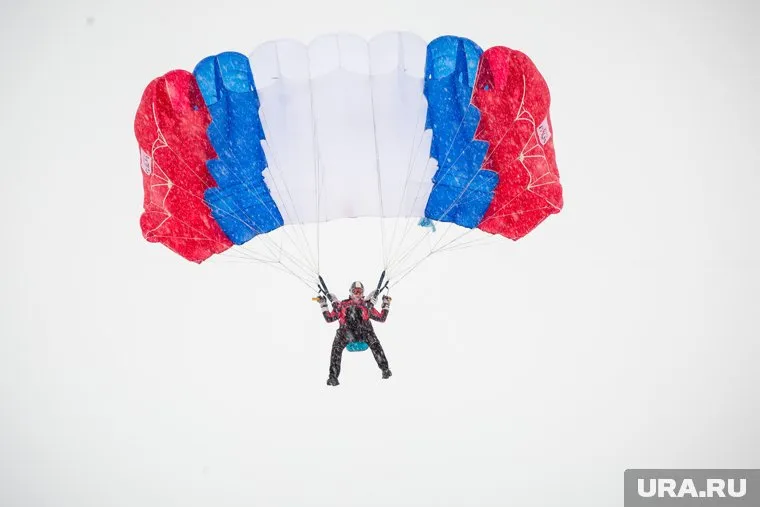 Юноша повис на высоковольтных проводах