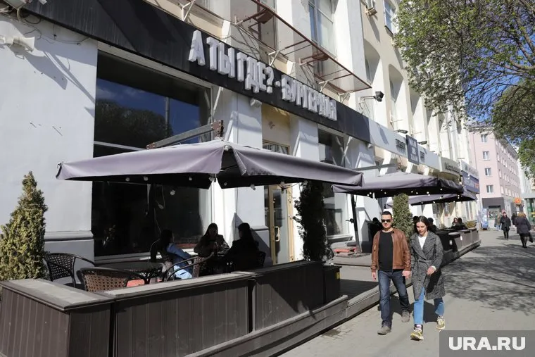 На первом этаже здания находятся кафе и бары (архивное фото)