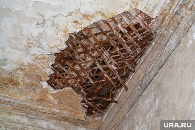 Подрядчик сейчас восстанавливает кровлю здания