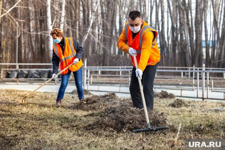 Металлурги убирали мусор и листву с улиц