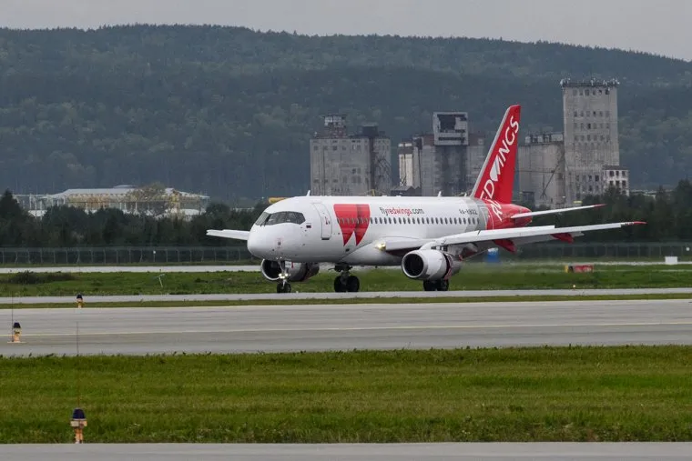 Самолет авиакомпании Red Wings в аэропорту Кольцово. Екатеринбург