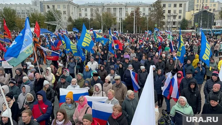 Перед екатеринбуржцами с поздравительными словами по поводу присоединения новых территорий выступили представители свердловской власти