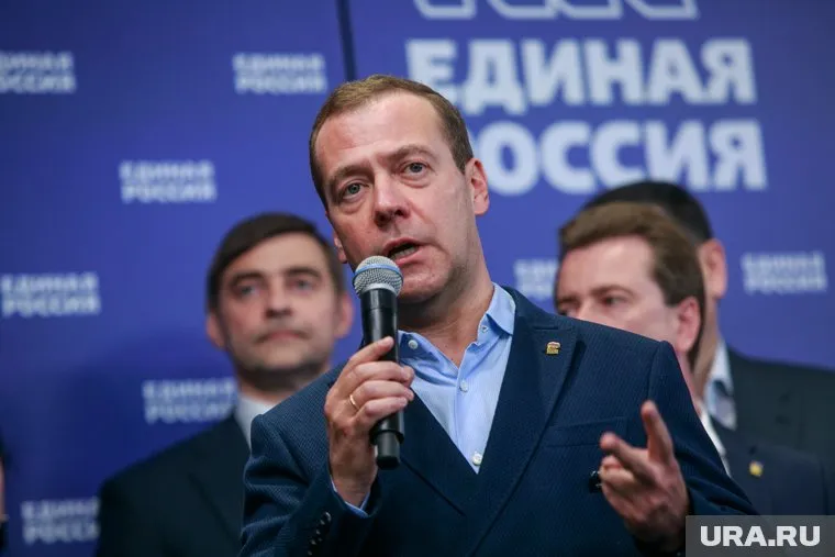 Медведев пообещал создать реестр бедных семей