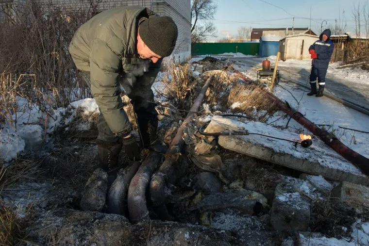 Коммунальная авария в посёлке Мартюш. Свердловская область, коммунальная авария, трубы, теплотрасса, отопление