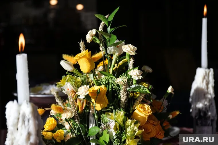 Вместо партера гостей рассаживают за столы