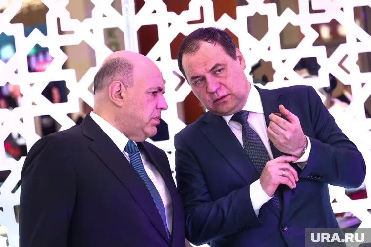 Михаил Мишустин проведет ряд встреч в уральской столице (на архивном фото слева)