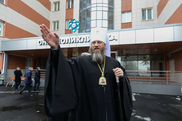 Пресс-тур на территорию медгородка, открытие новой поликлиники, вручение автомобилей скорой медицинской помощи. Челябинск, митрополит никодим