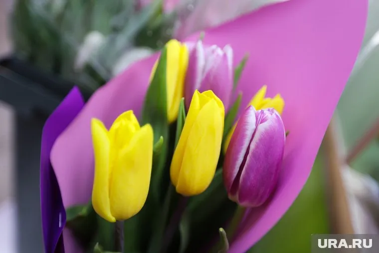 По данным опроса, пермяки не готовы раскошелиться на цветы и подарки