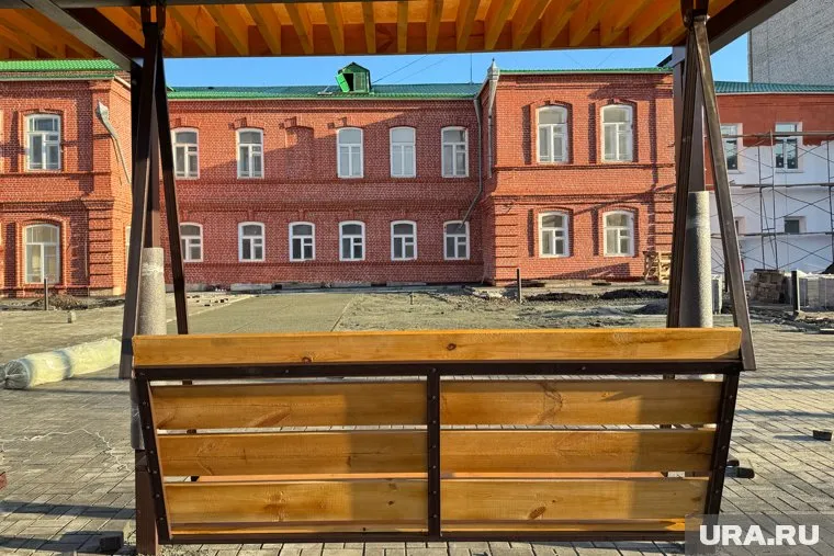 В новом сквере рядом с качелями установили фигуру Гулливера