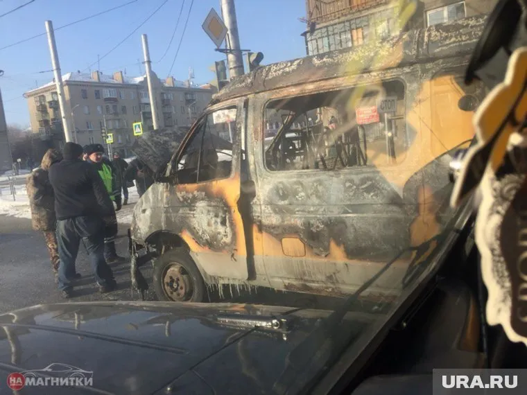 Маршрутка полыхала посреди улицы