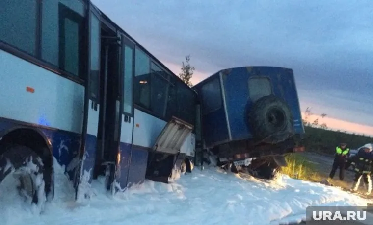 Автобус на полном ходу въехал в грузовик