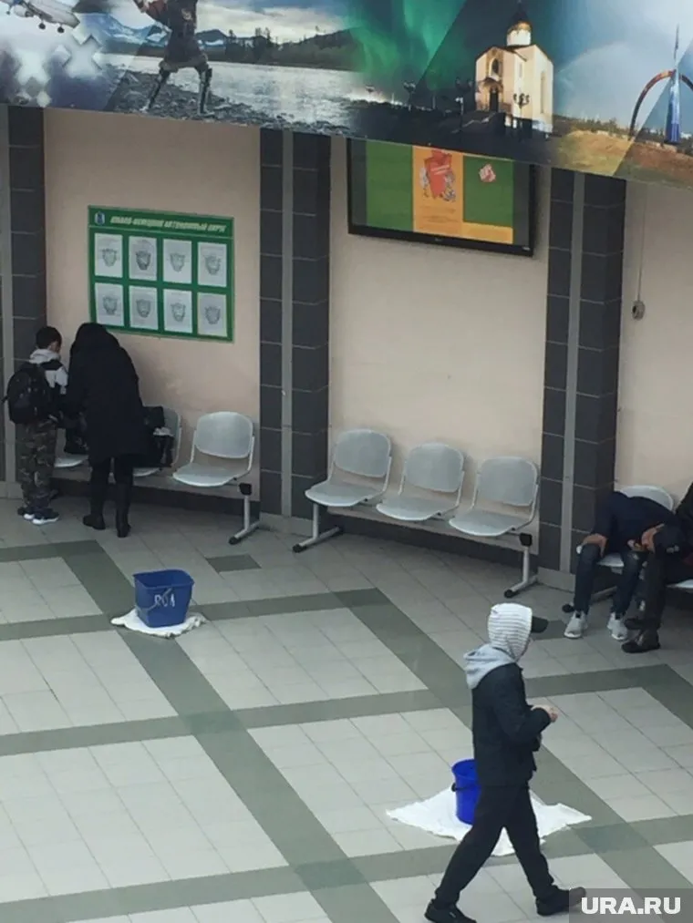 Жители рассказали, что проблемы с крышей аэропорта существуют уже давно