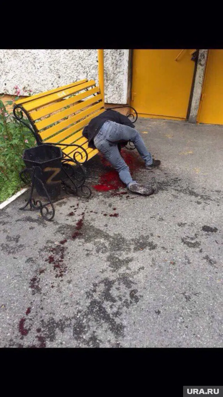 После он направился к мужчине у скамейки