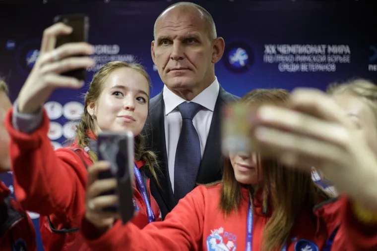 Пресс-конференция с  Александром Карелиным, приуроченная к открытию XX чемпионата мира по греко-римской борьбе среди ветеранов. Пермь, карелин александр, селфи