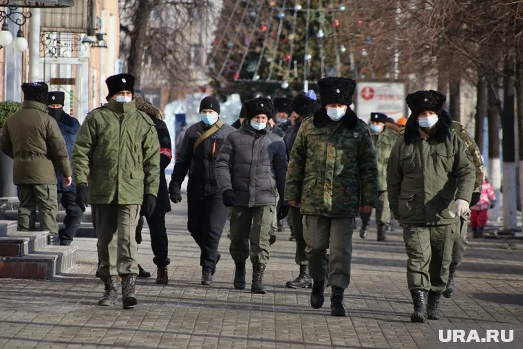 Казаков-добровольцев встречали у Храма-на-Крови в Екатеринбурге