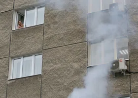 В Тюмени из горящей квартиры спасатели эвакуировали 14 человек 