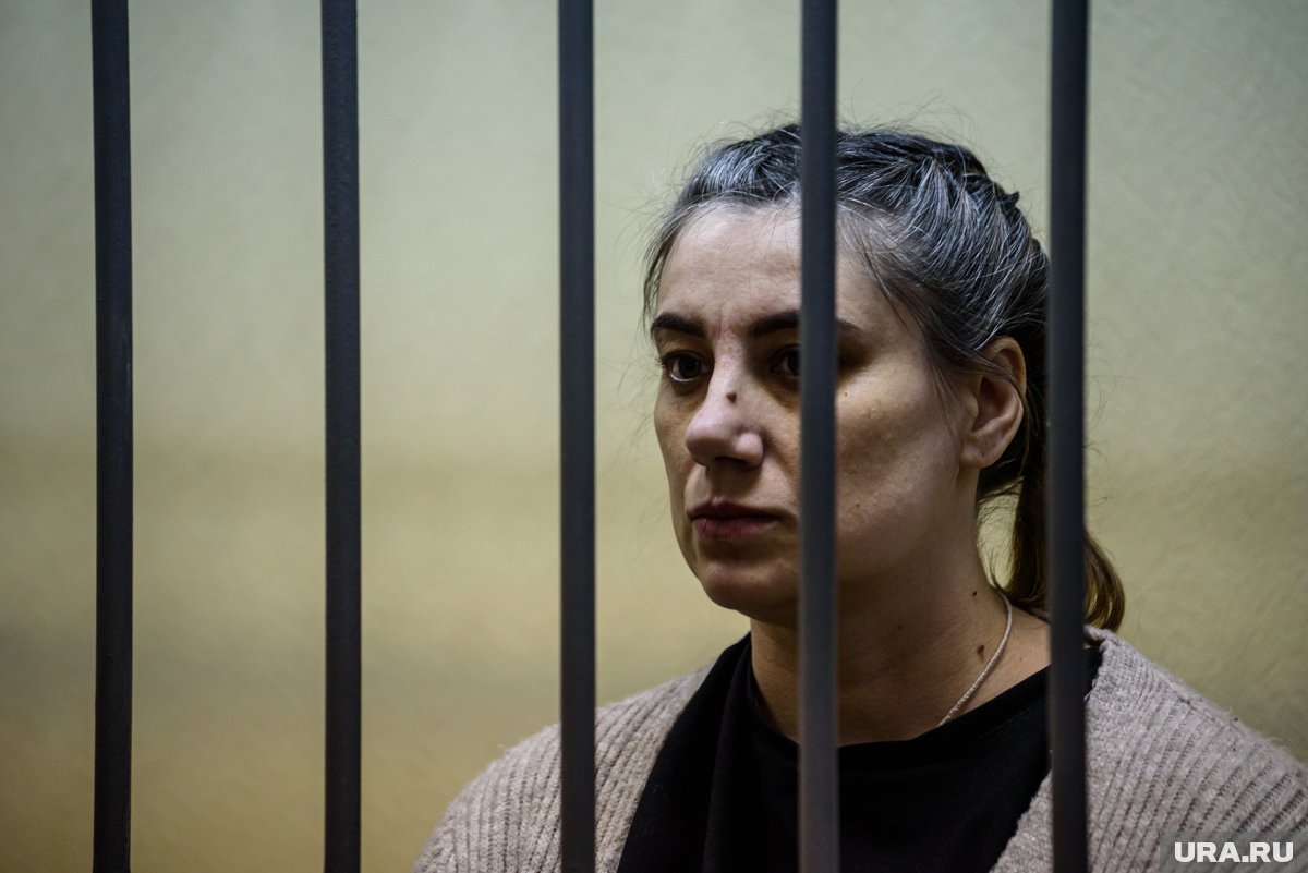 Әжесі немересін шомылдыруда (порно)