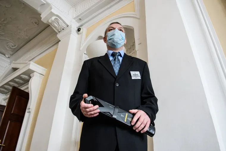 Меры предосторожности по коронавирусу на входе в администрацию Екатеринбурга. Екатеринбург