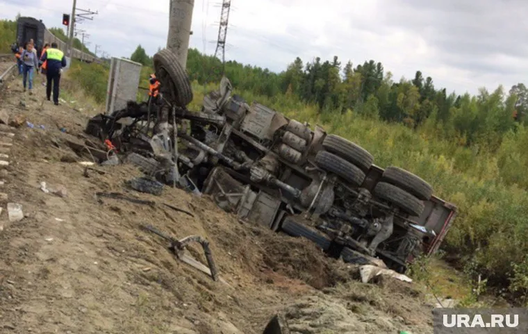 Многие пострадавшие при столкновении поезда с грузовиком находятся в тяжелом состоянии