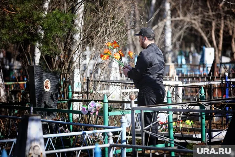 В Кургане образовалась пробка на подъезде к кладбищу в Рябково