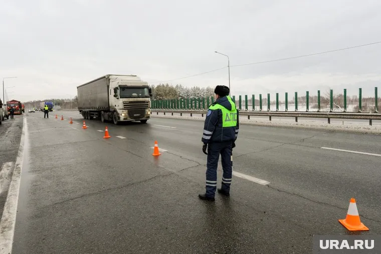 Полицейские ограничили движение машин на въезде в уральскую столицу