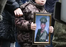 Мать погибшего тюменского срочника потеряла сознание на похоронах