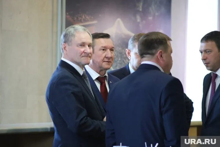 Алексей Кокорин в окружении чиновников и промышленников