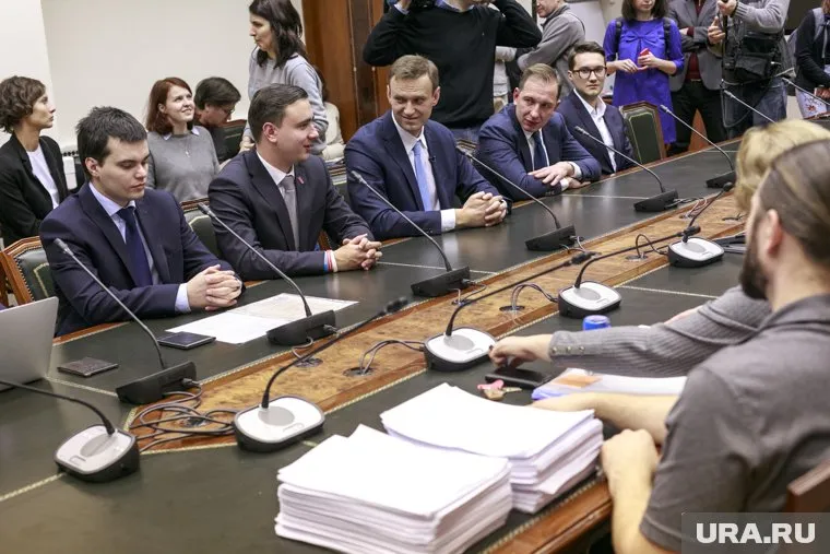 Блогер обвинил добровольцев в том, что из-за них образуются пробки