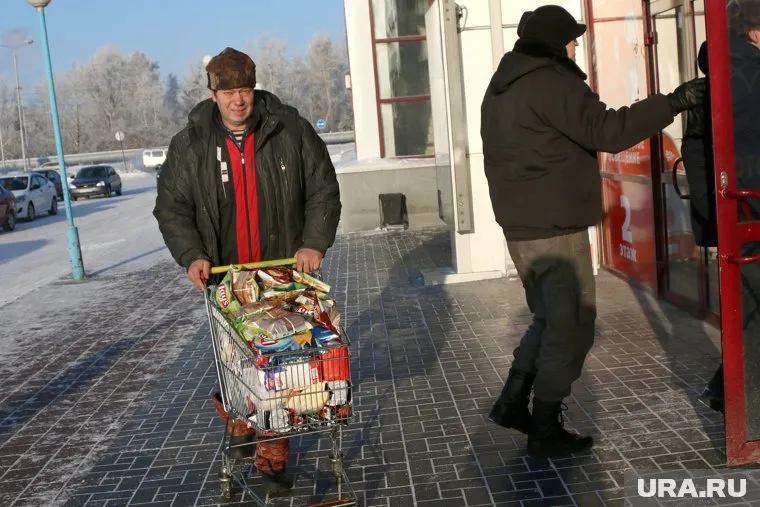 Грабителя соблазнили купленные мужчиной продукты