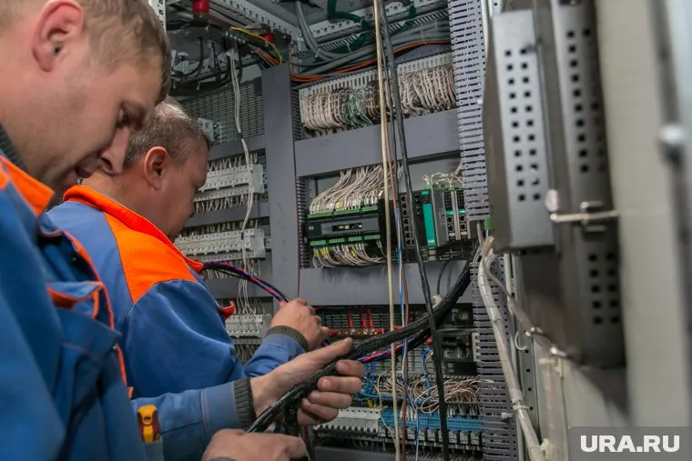 Электромонтажникам готовы платить 50-90 тысяч рублей