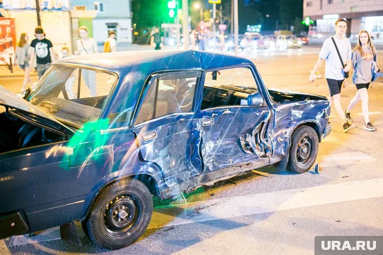 Машину перевернуло и выбросило на пешеходную часть