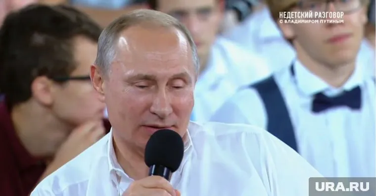 Владимир Владимирович во время ответа на вопрос уральских юных фигуристок