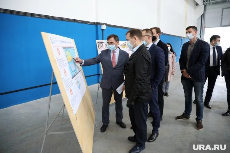 Губернатор Вадим Шумков (на фото стоит в центре на первом плане) высоко оценил работу по расширению площадей Курганского индустриального парка