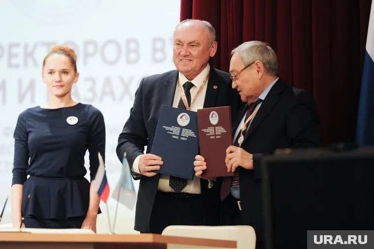 Ректор ЮУрГАУ Виктор Литовченко (в центре) заявил, что вуз готов к проверке