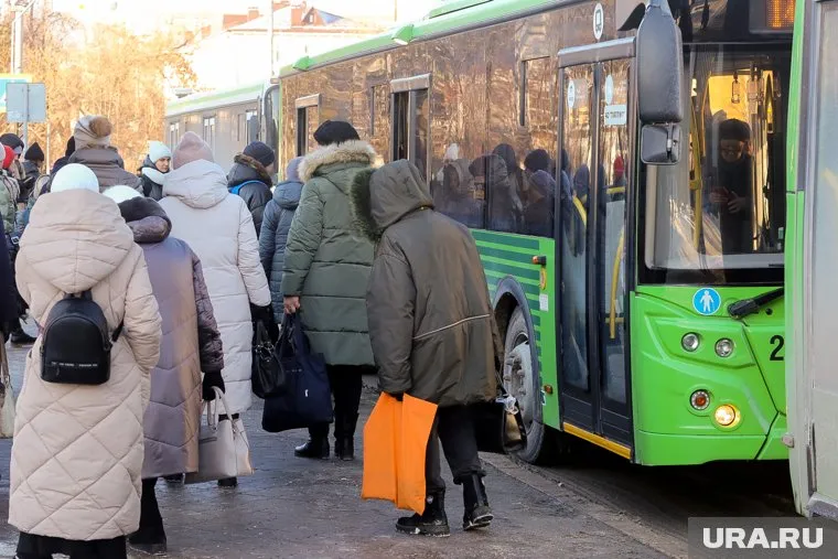 По словам вартовчан, водители регулярно игнорируют остановки, а в самих автобусах не работают обогреватели