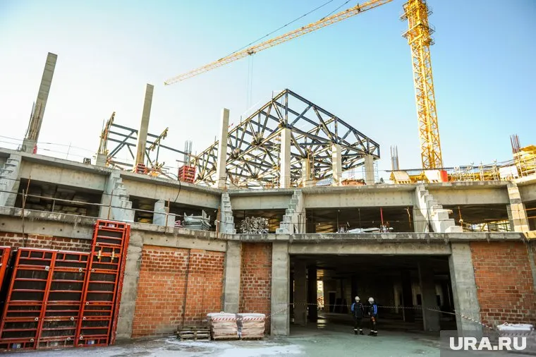 На высоте пяти метров обрушились конструкции