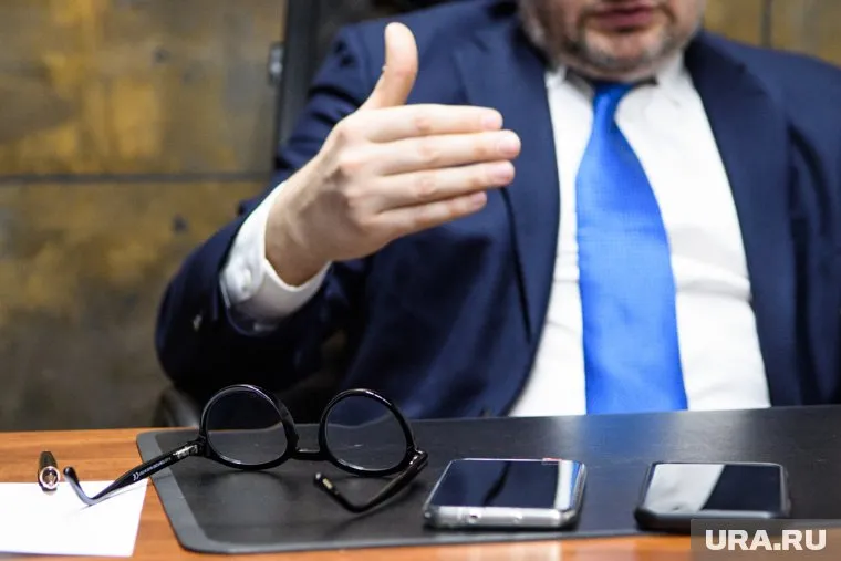 В числе прочего работодатели грозили сотрудникам уменьшением зарплаты и лишением премий