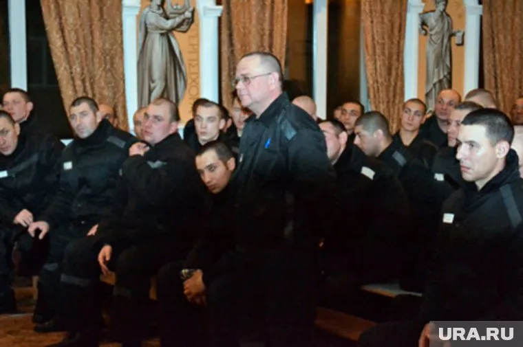 Виталий Сидоренко (в центре) принимал активное участие в бунте колонии