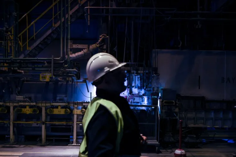 Михаил Мишустин во время посещения завода "Ларта Гласс". Рязань