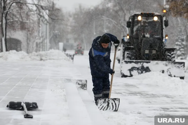 Мэр Мегиона Олег Дейнека рассказал, как проходит уборка снега с городских улиц