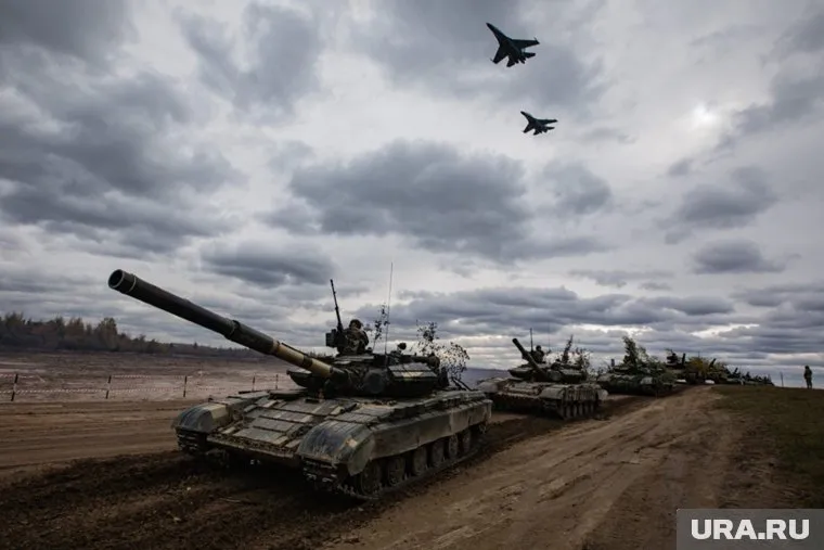 Украинские национальные отряды могут первыми нанести удар по России, считает Дмитрий Саймс