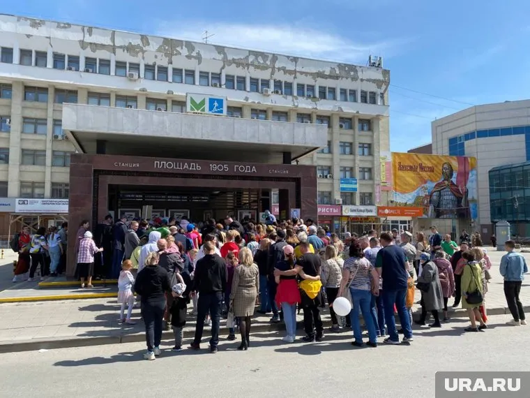 Пассажиров впускают потоками с интервалом в 5-10 минут