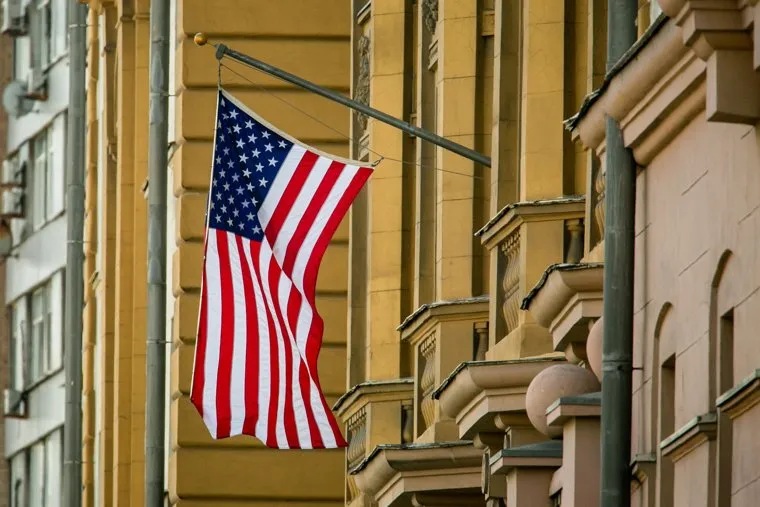 Флаг ЛГБТ* на посольстве Соединенных Штатов Америки. Москва