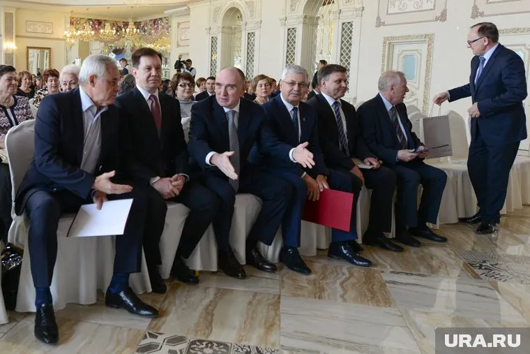 Минин (первый слева) претендует на Седьмой кассационный суд. Здание ему купит Дубровский (третий слева)