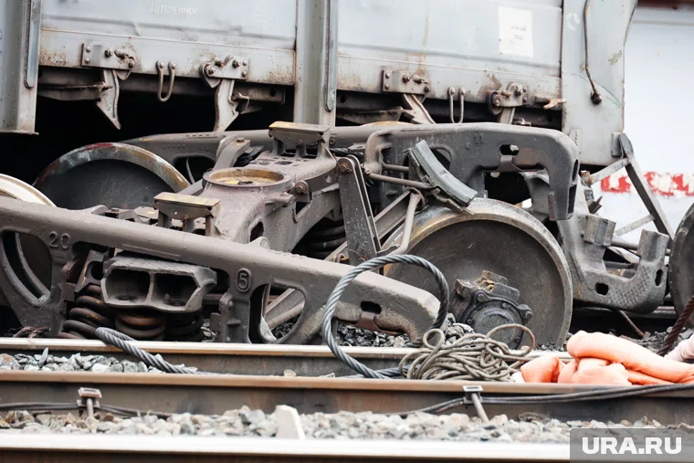 Пассажирский поезд совершил аварийную остановку на участке, где произошел инцидент (архивное фото)